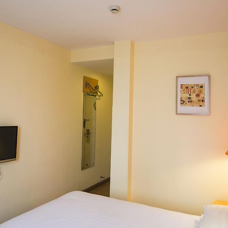 Home Inn Shanghai Railway Station North Square Екстер'єр фото