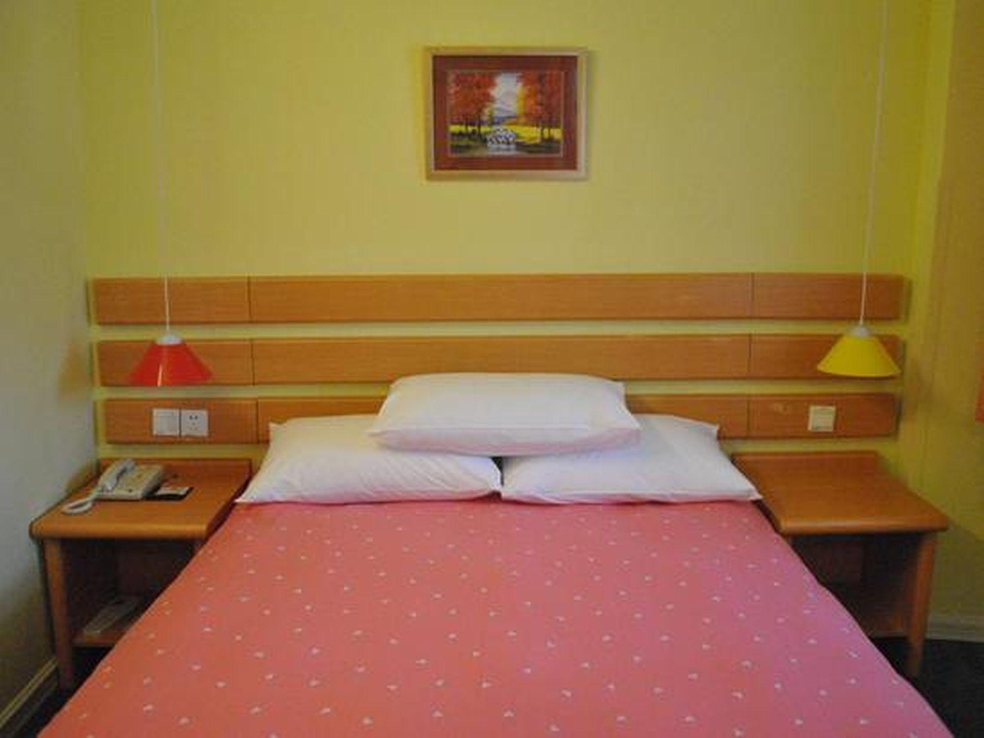 Home Inn Shanghai Railway Station North Square Екстер'єр фото