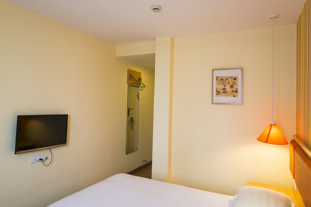 Home Inn Shanghai Railway Station North Square Екстер'єр фото